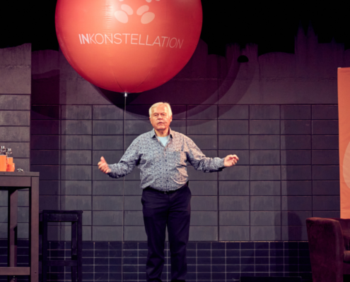InKontakt Event 2023 mit Dr. Gunther Schmidt auf der Bühne